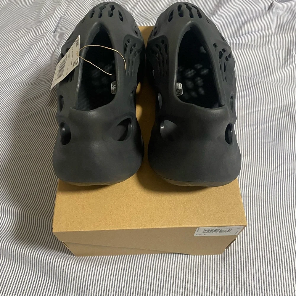 COPY - Yeezy Foam Runners Onyx Size 11 - Picture 3 of 9